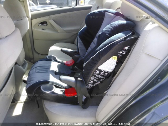 4T1BF3EK1AU086976 - 2010 TOYOTA CAMRY SE/LE/XLE ნაცრისფერი ფოტო 8