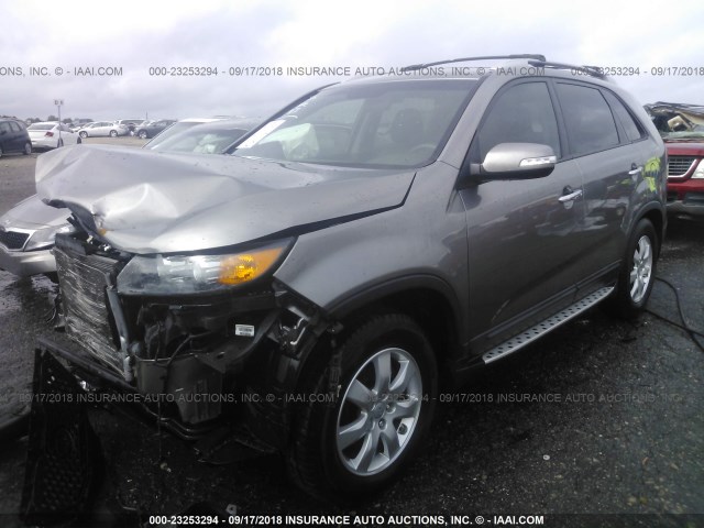 5XYKT4A26CG299497 - 2012 KIA SORENTO LX GRAY photo 2