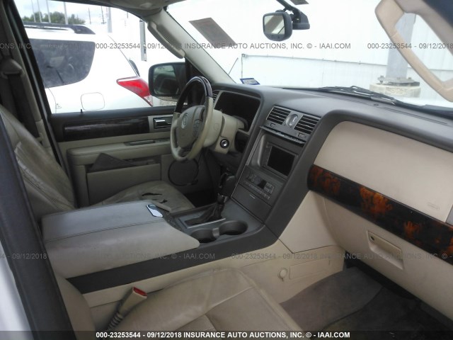 5LMFU27R44LJ06401 - 2004 LINCOLN NAVIGATOR Ақ фото 5