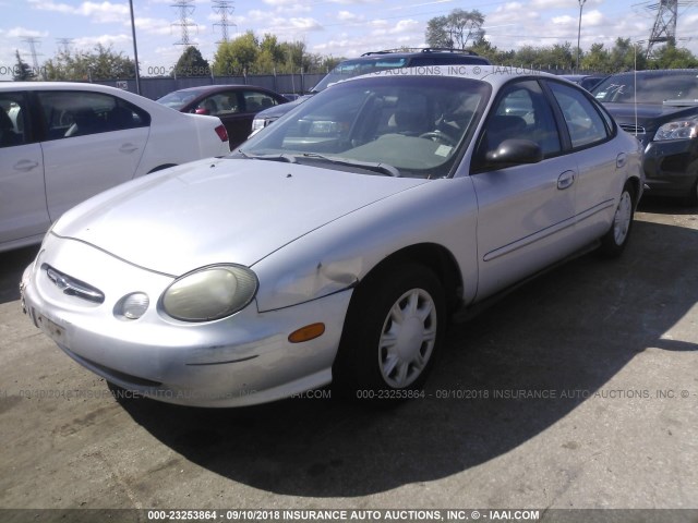 1FAFP52U1WG252185 - 1998 FORD TAURUS LX/SE SILVER photo 2