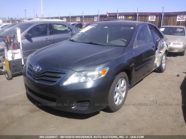 4T4BF3EK5AR073038 - 2010 TOYOTA CAMRY SE/LE/XLE GRAY photo 2