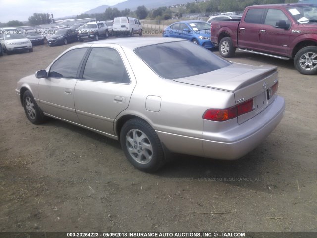 JT2BF28KXY0289272 - 2000 TOYOTA CAMRY LE/XLE BEIGE photo 3