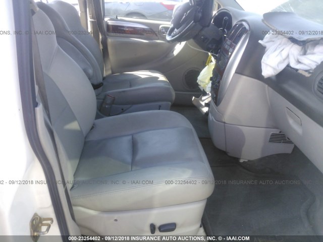 2A8GP64L76R666670 - 2006 CHRYSLER TOWN & COUNTRY LIMITED WHITE photo 5