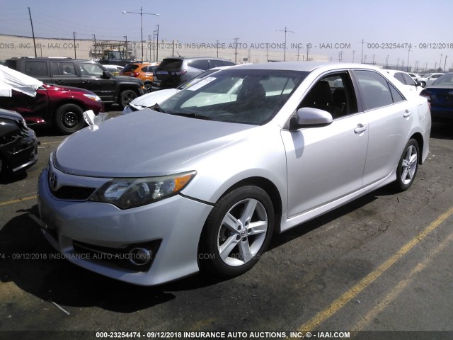 4T1BF1FK9DU272675 - 2013 TOYOTA CAMRY L/SE/LE/XLE Gümüş foto 2