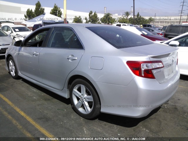 4T1BF1FK9DU272675 - 2013 TOYOTA CAMRY L/SE/LE/XLE Gümüş foto 3