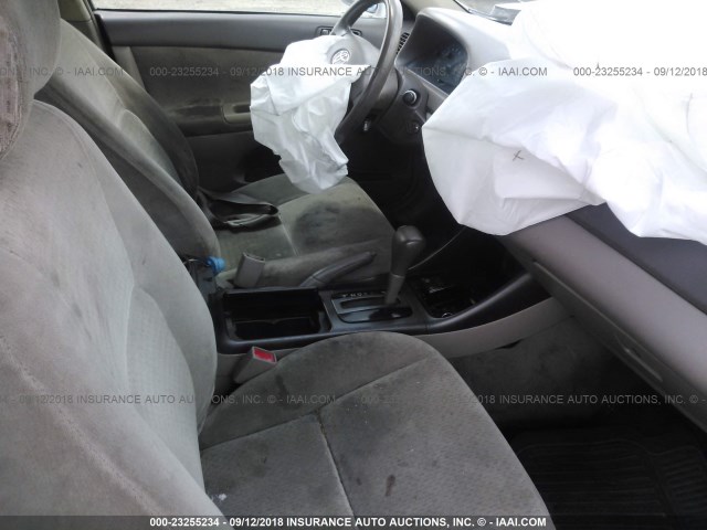 4T1BF32K32U532292 - 2002 TOYOTA CAMRY LE/XLE/SE Ақ фото 5