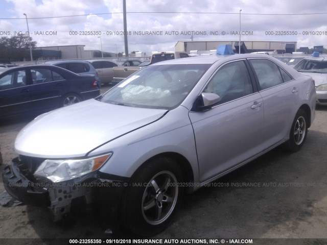 4T4BF1FK9CR185976 - 2012 TOYOTA CAMRY SE/LE/XLE SILVER photo 2