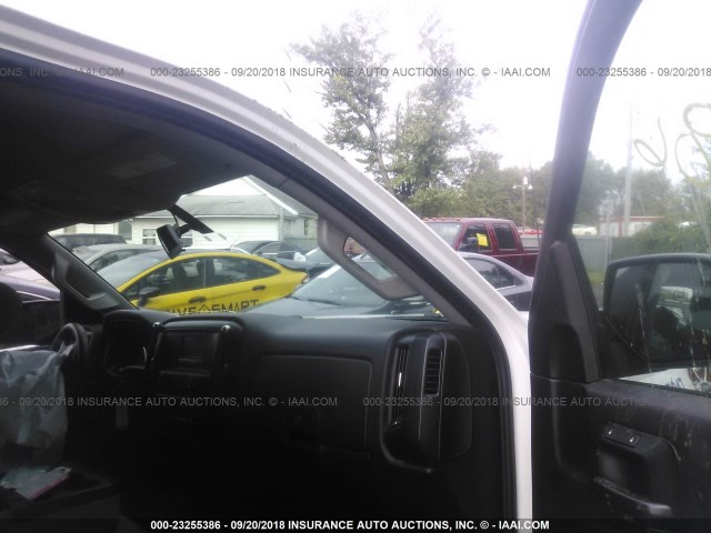 1GC0CUEG5GZ142192 - 2016 CHEVROLET SILVERADO C2500 HEAVY DUTY WHITE photo 5