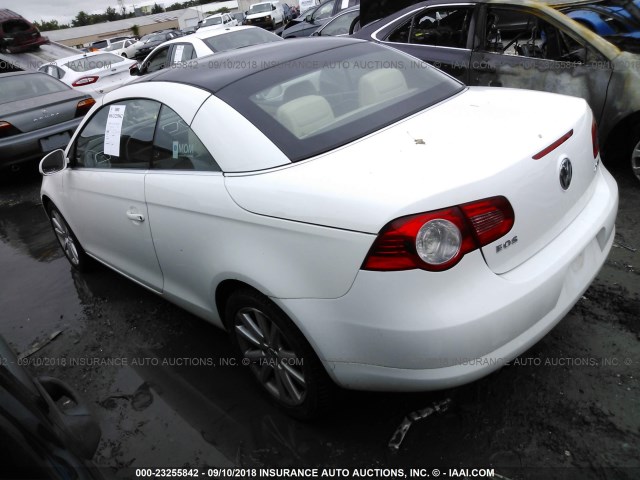 WVWFA71F27V013753 - 2007 VOLKSWAGEN EOS 2.0T LUXURY WHITE photo 3