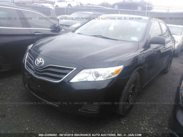 4T1BF3EK3AU555582 - 2010 TOYOTA CAMRY SE/LE/XLE შავი ფოტო 2