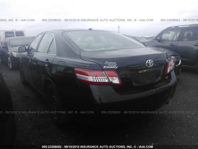 4T1BF3EK3AU555582 - 2010 TOYOTA CAMRY SE/LE/XLE შავი ფოტო 3