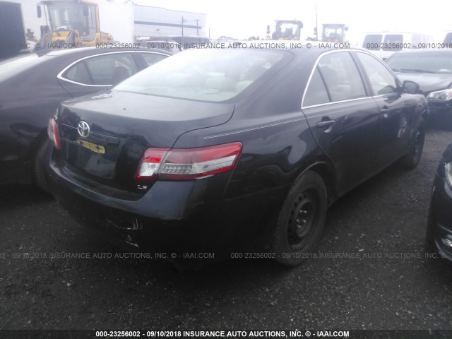 4T1BF3EK3AU555582 - 2010 TOYOTA CAMRY SE/LE/XLE შავი ფოტო 4