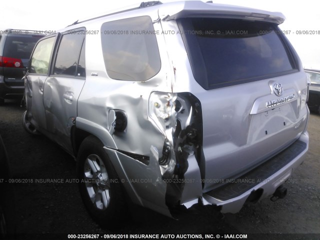 JTEBU5JR9G5330574 - 2016 TOYOTA 4RUNNER SR5 PREM/LTDL/TRAIL/TRD Srebrny zdjęcie 3