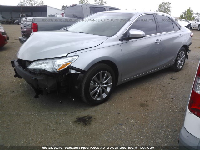 4T1BF1FK4HU777576 - 2017 TOYOTA CAMRY LE/XLE/SE/XSE SILVER photo 2