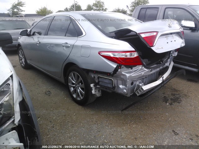 4T1BF1FK4HU777576 - 2017 TOYOTA CAMRY LE/XLE/SE/XSE SILVER photo 3