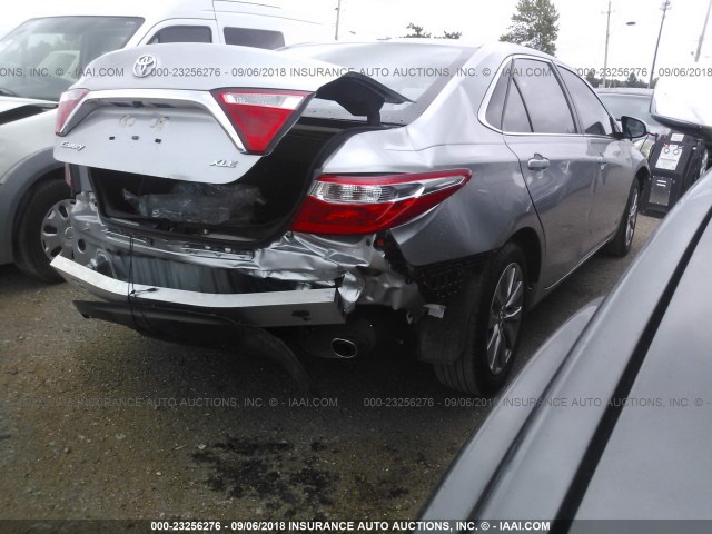 4T1BF1FK4HU777576 - 2017 TOYOTA CAMRY LE/XLE/SE/XSE SILVER photo 4