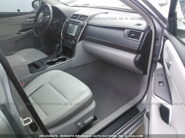 4T1BF1FK4HU777576 - 2017 TOYOTA CAMRY LE/XLE/SE/XSE SILVER photo 5