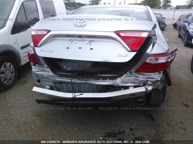 4T1BF1FK4HU777576 - 2017 TOYOTA CAMRY LE/XLE/SE/XSE SILVER photo 6