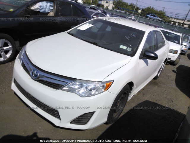 4T1BD1FK4DU086340 - 2013 TOYOTA CAMRY HYBRID/LE/XLE WHITE photo 2