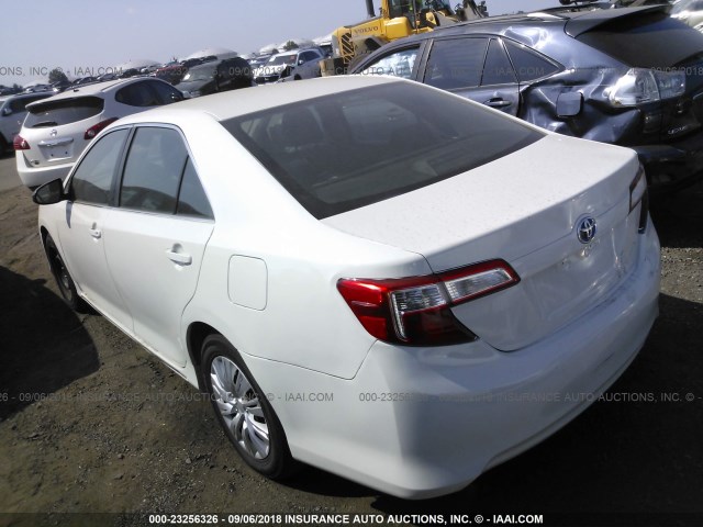 4T1BD1FK4DU086340 - 2013 TOYOTA CAMRY HYBRID/LE/XLE WHITE photo 3