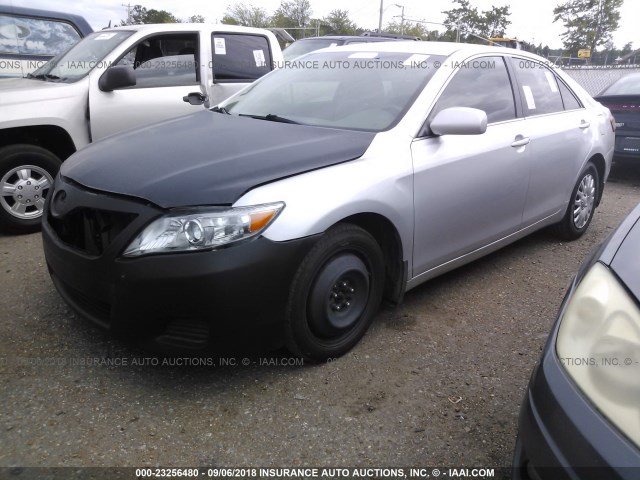 4T1BF3EK4AU070285 - 2010 TOYOTA CAMRY SE/LE/XLE SILVER photo 2