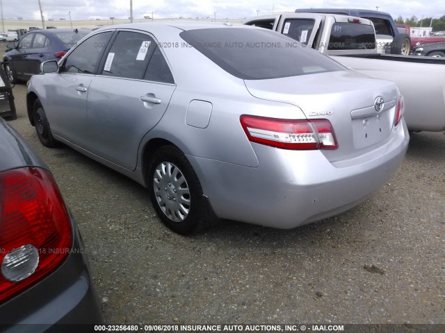 4T1BF3EK4AU070285 - 2010 TOYOTA CAMRY SE/LE/XLE SILVER photo 3