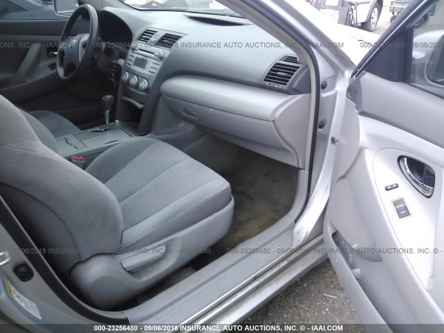 4T1BF3EK4AU070285 - 2010 TOYOTA CAMRY SE/LE/XLE SILVER photo 5