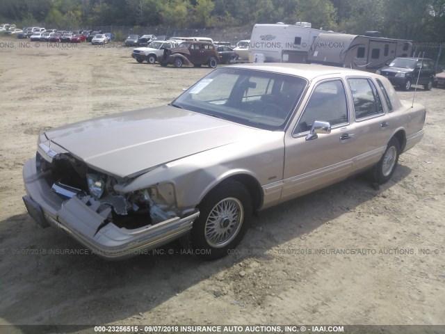1LNLM81W4PY668331 - 1993 LINCOLN TOWN CAR EXECUTIVE GOLD photo 2