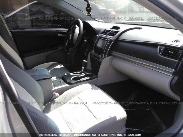 4T1BF1FK5CU005841 - 2012 TOYOTA CAMRY SE/LE/XLE SILVER photo 5