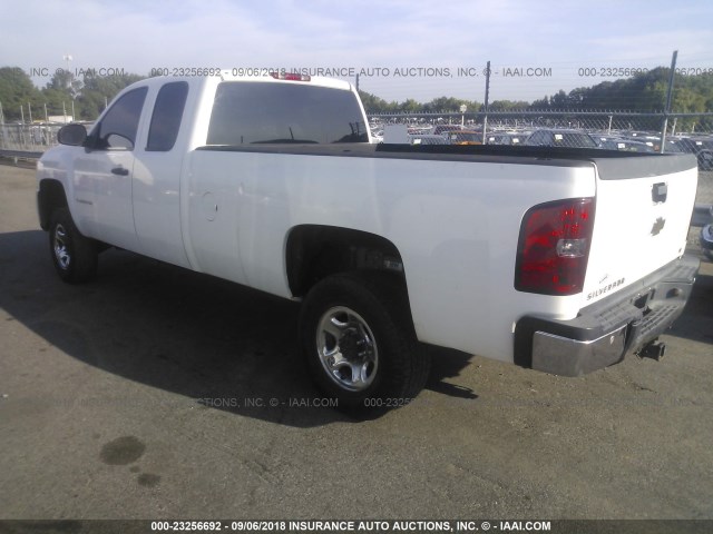 1GCHC29K47E586290 - 2007 CHEVROLET SILVERADO C2500 HEAVY DUTY WHITE photo 3