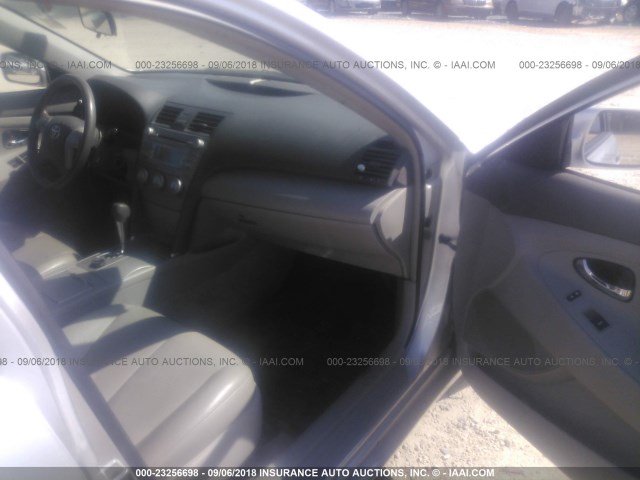 4T1BF3EK1BU152525 - 2011 TOYOTA CAMRY SE/LE/XLE 银色 照片 5