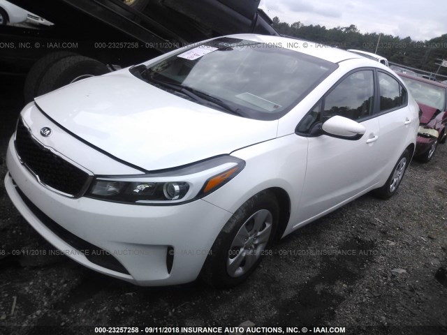 3KPFL4A72JE194186 - 2018 KIA FORTE LX/S WHITE photo 2