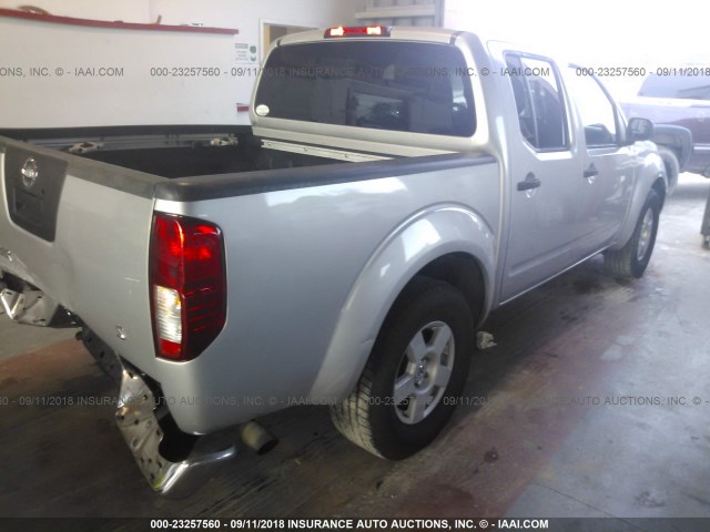 1N6AD07U36C412192 - 2006 NISSAN FRONTIER CREW CAB LE/SE/OFF ROAD SILVER photo 4