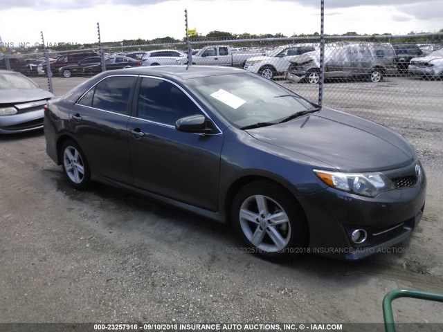 4T1BF1FK2CU052633 - 2012 TOYOTA CAMRY SE/LE/XLE 灰色 照片 1