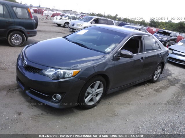 4T1BF1FK2CU052633 - 2012 TOYOTA CAMRY SE/LE/XLE 灰色 照片 2