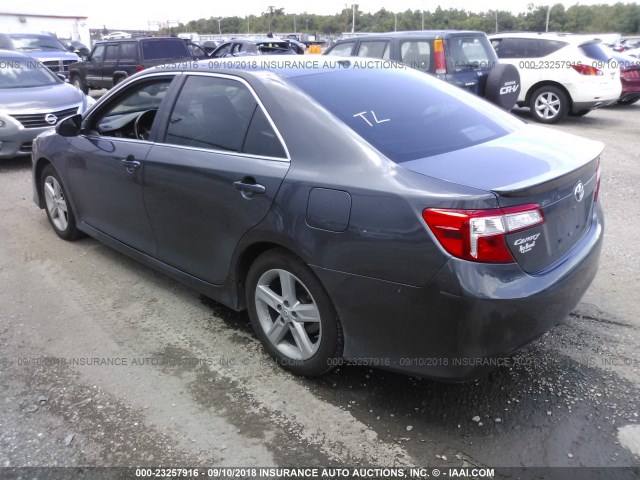 4T1BF1FK2CU052633 - 2012 TOYOTA CAMRY SE/LE/XLE GRAY photo 3