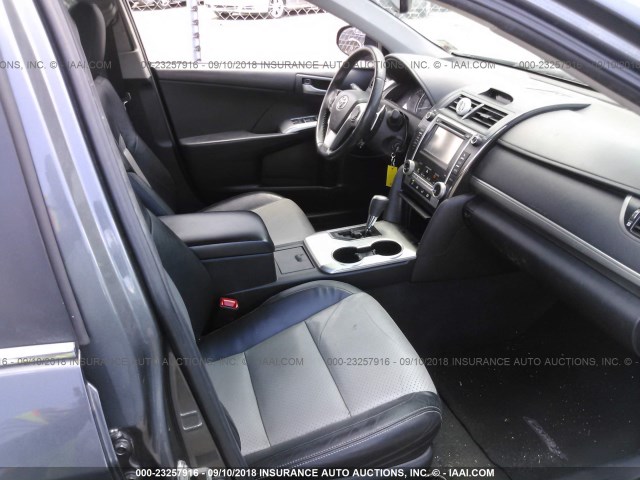 4T1BF1FK2CU052633 - 2012 TOYOTA CAMRY SE/LE/XLE 灰色 照片 5