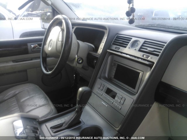 5LMFU28RX4LJ19376 - 2004 LINCOLN NAVIGATOR BLACK photo 5