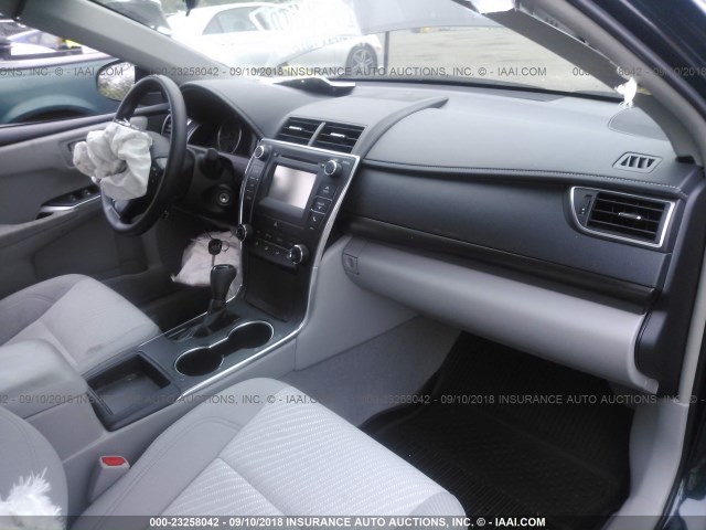 4T1BF1FK9HU806909 - 2017 TOYOTA CAMRY LE/XLE/SE/XSE 蓝色 照片 5