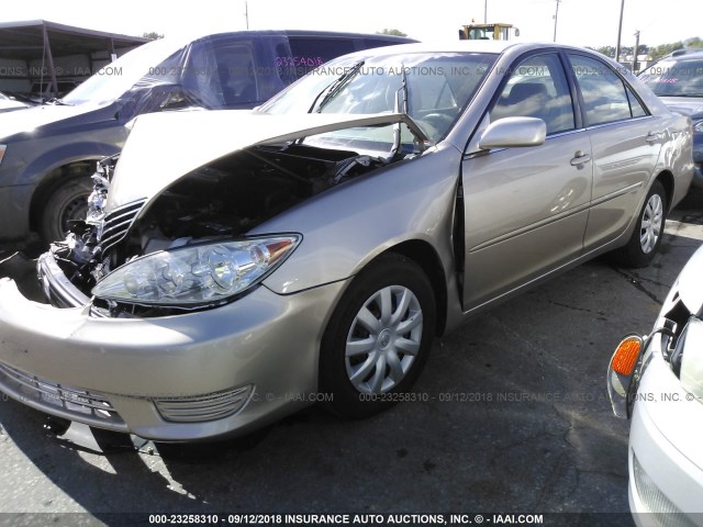 JTDBE32K663041105 - 2006 TOYOTA CAMRY LE/XLE GOLD photo 2