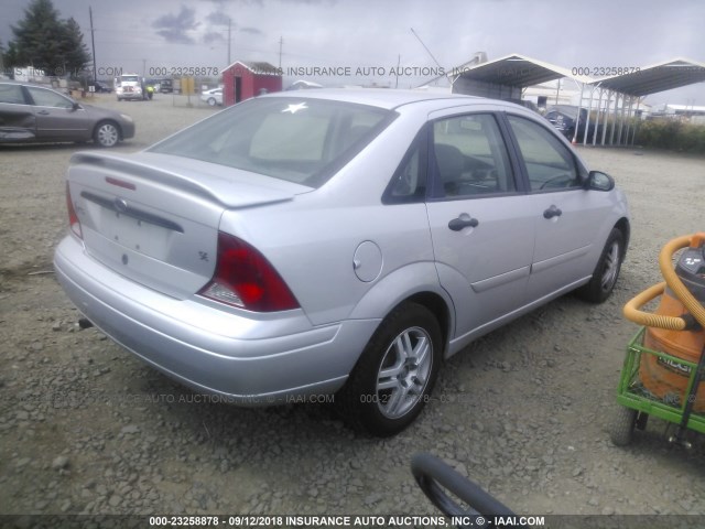 1FAFP3438YW160458 - 2000 FORD FOCUS SE/SE SPORT SILVER photo 4