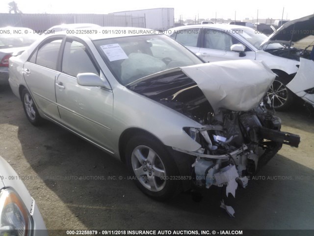 JTDBE32K030235724 - 2003 TOYOTA CAMRY LE/XLE SILVER photo 1