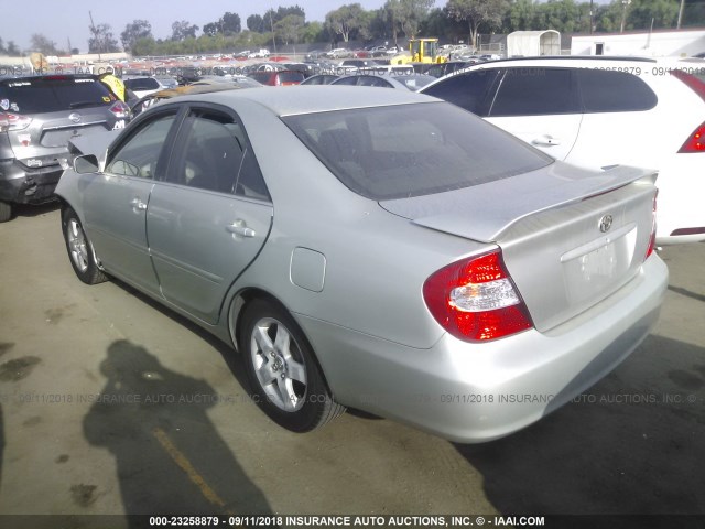 JTDBE32K030235724 - 2003 TOYOTA CAMRY LE/XLE SILVER photo 3