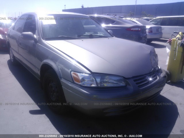 JT2BG22K0W0259135 - 1998 TOYOTA CAMRY CE/LE/XLE 金色 照片 1