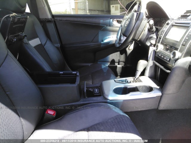 4T1BF1FK9CU013618 - 2012 TOYOTA CAMRY SE/LE/XLE 灰色 照片 5