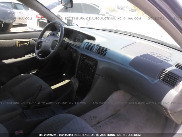 4T1BG22K5YU715550 - 2000 TOYOTA CAMRY CE/LE/XLE 灰色 照片 5