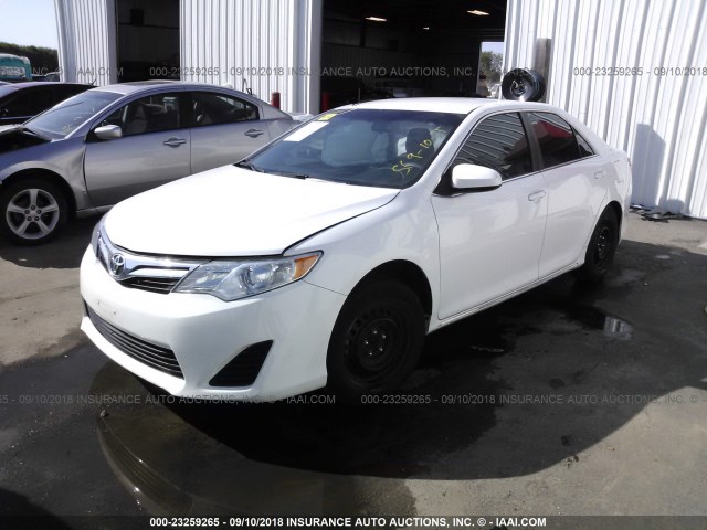 4T4BF1FK9ER345812 - 2014 TOYOTA CAMRY L/SE/LE/XLE WHITE photo 2