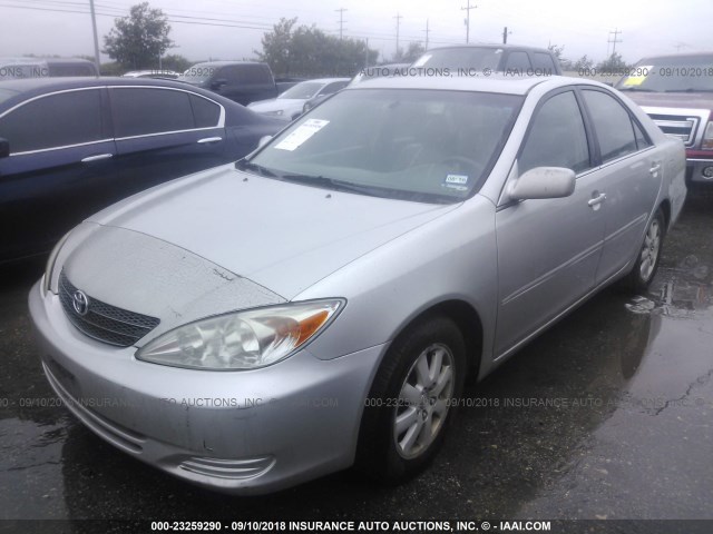 4T1BF30K52U028068 - 2002 TOYOTA CAMRY LE/XLE/SE SILVER photo 2