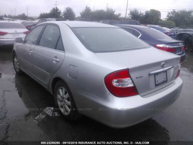 4T1BF30K52U028068 - 2002 TOYOTA CAMRY LE/XLE/SE SILVER photo 3