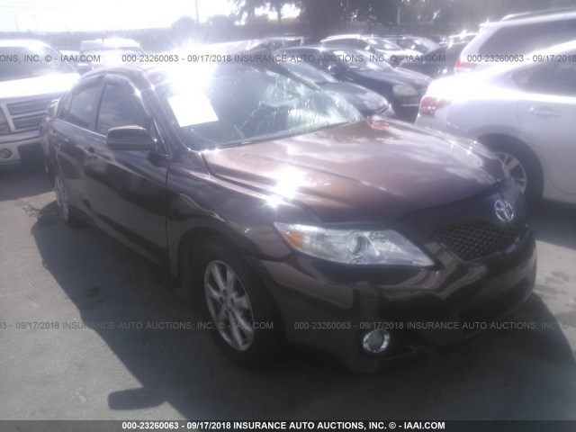 4T1BF3EK1BU613528 - 2011 TOYOTA CAMRY SE/LE/XLE 深棕色 照片 1